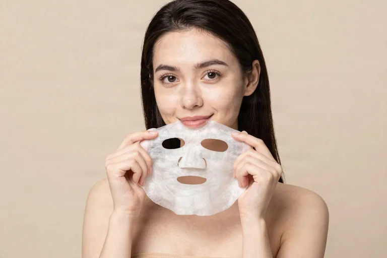 Иллюстрация косметического ухода за кожей лица для статьи блога ICE FACE