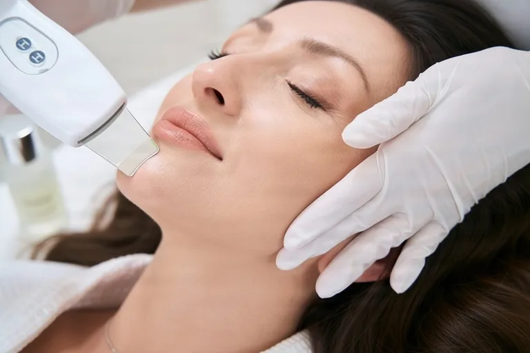 Домашний уход за кожей лица после очищения и нанесения средств ICE FACE