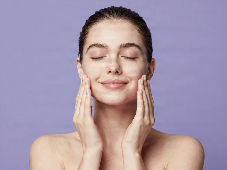 Иллюстрация косметического ухода за кожей лица для статьи блога ICE FACE